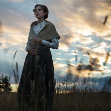 Sunset Song: Agyness Deyn si staglia contro il tramonto