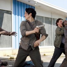 The Walking Dead: gli attori Steven Yeun e Michael Traynor nell'episodio Come la prima volta