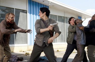 The Walking Dead: gli attori Steven Yeun e Michael Traynor nell'episodio Come la prima volta