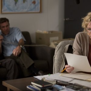 Truth: Cate Blanchett e, sullo sfondo, Topher Grace e Dennis Quaid in una scena del film