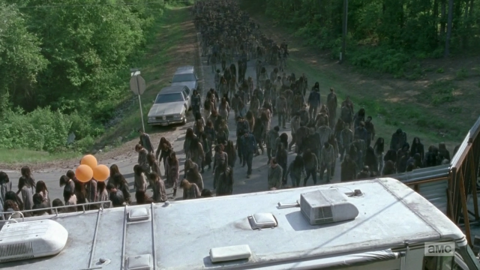 The Walking Dead: i walker in cammino in un'immagine tratta da Come la prima volta