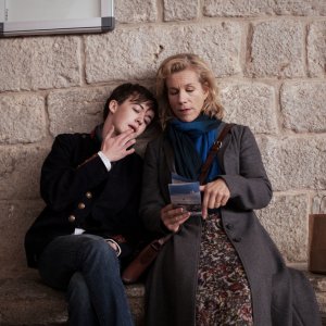 Departure: Alex Lawther e Juliet Stevenson in una scena del film