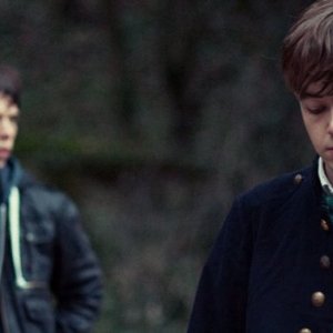 Departure: Alex Lawther e Phénix Brossard in una scena del film