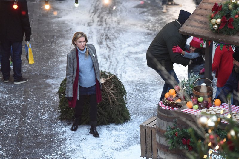 Bridget Jones's Baby: Renée Zellweger trascina un albero di Natale