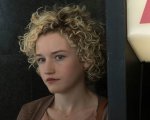 Julia Garner entra nel cast di Tyrant, il thriller con Charlize Theron prodotto da Amazon