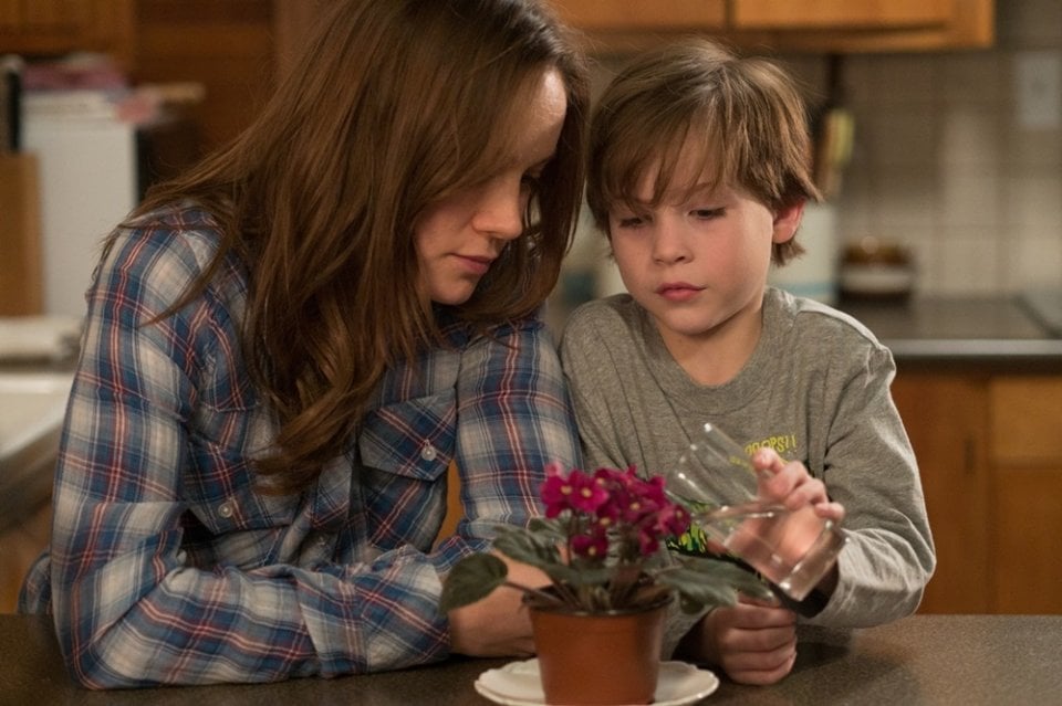 Room: Jacob Tremblay insieme a Brie Larson in una scena del film