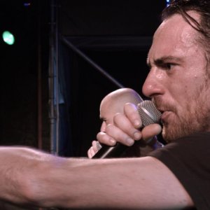 Street Opera: Elio Germano si esibisce sul palco in qualità di rapper