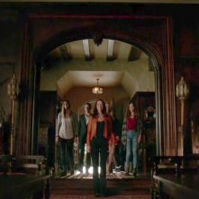 The Vampire Diaries: il gruppo di Eretici a casa Salvatore in una foto dell'episodio 22.190 Days