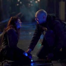 The Strain: Mia Maestro e Corey Stoll in una scena dell'episodio Fallen Light