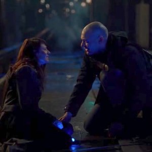 The Strain: Mia Maestro e Corey Stoll in una scena dell'episodio Fallen Light