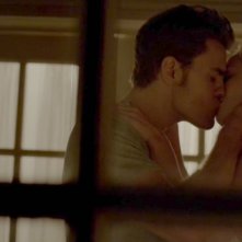 The Vampire Diaries: Paul Wesley e Candice King in una romantica scena dell'episodio 22.190 Days