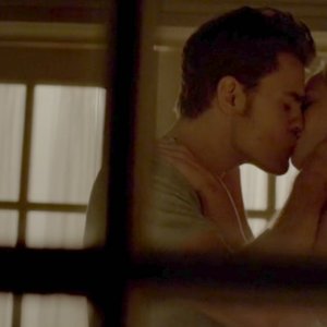 The Vampire Diaries: Paul Wesley e Candice King in una romantica scena dell'episodio 22.190 Days
