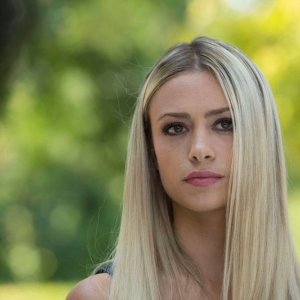 Rosso Mille Miglia: un primo piano di Martina Stella