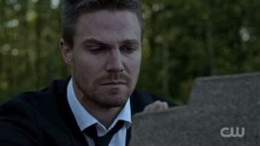 Arrow: un momento della premiere della stagione 4