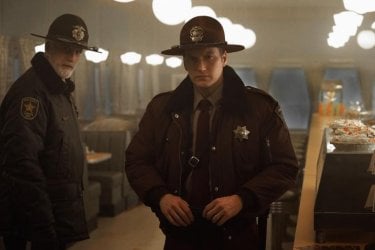 Fargo: Ted Danson e Patrick Wilson in una scena della première