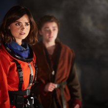 Doctor Who: una foto che ritrae Jenna-Louise Coleman e Maisie Williams in The Girl Who Died