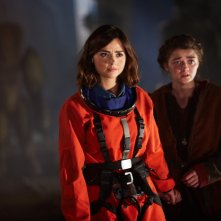 Doctor Who: Jenna Coleman e Maisie Williams interpretano una scena dell'episodio The Girl Who Died