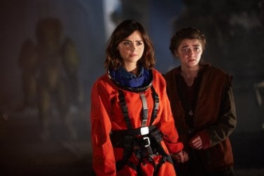 Doctor Who: Jenna Coleman e Maisie Williams interpretano una scena dell'episodio The Girl Who Died