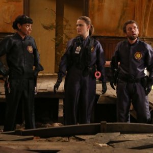 Emily Deschanel, TJ Thyne e Tamara Taylor nel crossover tra Bones e Sleepy Hollow