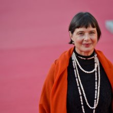 Roma 2015: Isabella Rossellini posa sul red carpet a lei dedicato