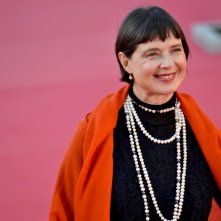 Roma 2015: Isabella Rossellini sorride in uno scatto sul red carpet a lei dedicato