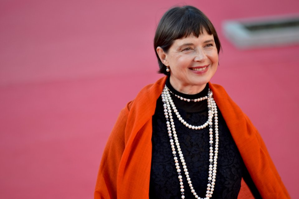 Roma 2015: Isabella Rossellini sorride in uno scatto sul red carpet a lei dedicato