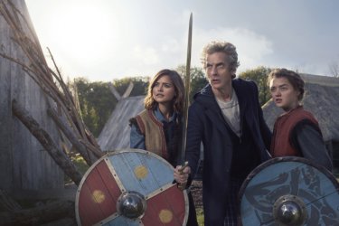 Doctor Who: Jenna Coleman, Peter Capaldi e Maisie Williams in un'immagine promozionale di The Girl Who Died