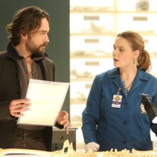 Emily Deschanel e Tom Mison nel crossover Bones-Sleepy Hollow