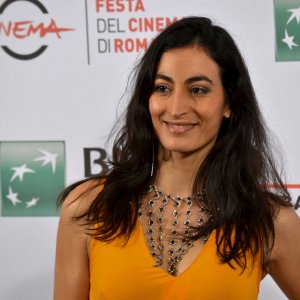 Roma 2015: Laëtitia Eïdo sorride al photocall della serie Fauda