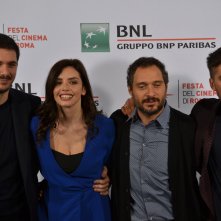 Roma 2015: Gabriele Mainetti, Ilenia Pastorelli, Luca Marinelli e Claudio Santamaria in uno scatto al photocall di Lo chiamavano Jeeg Robot