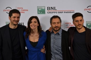 Roma 2015: Gabriele Mainetti, Ilenia Pastorelli, Luca Marinelli e Claudio Santamaria in uno scatto al photocall di Lo chiamavano Jeeg Robot