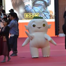 Roma 2015: il personaggio di Monster Hunt mentre passeggia sul red carpet