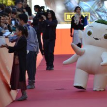 Roma 2015: il personaggio di Monster Hunt mentre cammina sul red carpet