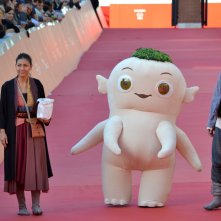 Roma 2015: il personaggio di Monster Hunt cammina sul tappeto rosso
