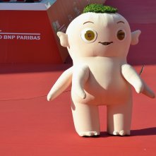 Roma 2015: il personaggio di Monster Hunt posa per i fotografi sul red carpet