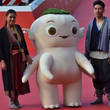 Roma 2015: il personaggio di Monster Hunt posa sul red carpet