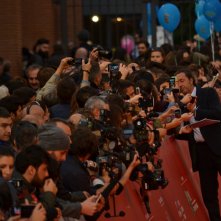 Roma 2015: Il regista Paolo Sorrentino metre firma autografi sul red carpet