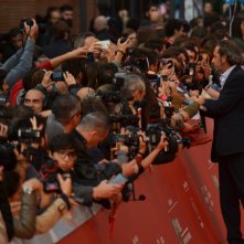 Roma 2015: Paolo Sorrentino mentre firma autografi sul red carpet