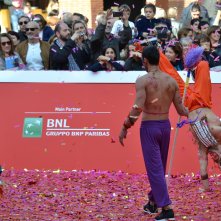 Roma 2015: acrobazia per la folla vicino al red carpet di Pan - Viaggio sull'isola che non c'è