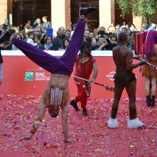 Roma 2015: un acrobata si esibisce sul red carpet di Pan - Viaggio sull'isola che non c'è