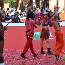 Roma 2015: un istante dello show acrobatico sul red carpet di Pan - Viaggio sull'isola che non c'è