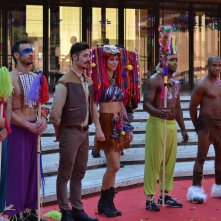 Roma 2015: acrobati posano davanti ai fotografi sul red carpet di Pan - Viaggio sull'isola che non c'è