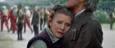 Star Wars: Episodio VII - Il risveglio della Forza: un abbraccio tra Carrie Fisher e Harrison Ford nel trailer finale del film
