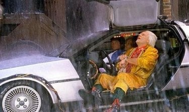 Ritorno al futuro 2: Michael J. Fox e Christopher Lloyd in una scena del film