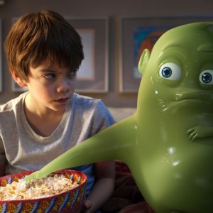 Ghosthunters - Gli acchiappafantasmi: Milo Parker e il fantsma Hugo in un'immagine del film