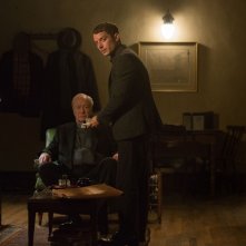 The Last Witch Hunter - L'ultimo cacciatore di streghe: Elijah Wood e Michael Caine in una scena del film