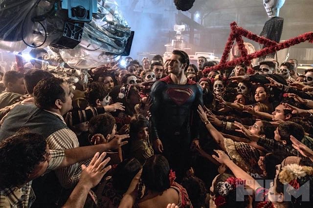 Batman v Superman: Dawn of Justice - Superman/Henry Cavill circondato dalla folla di comparse
