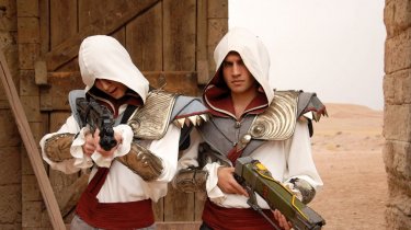 Game Therapy: Favij e Federico Clapis in costume da Assassin's Creed nel film