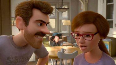 Riley's First Date: i genitori di Riley confabulano in una scena del corto Pixar