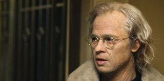 Un primo piano di Brad Pitt nel film Il curioso caso di Benjamin Button